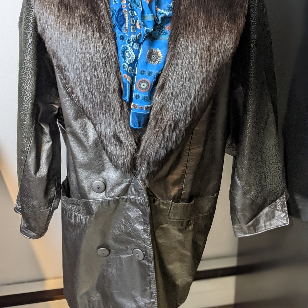 Vintage leather jacket with fur collar - Picture 3 of 16